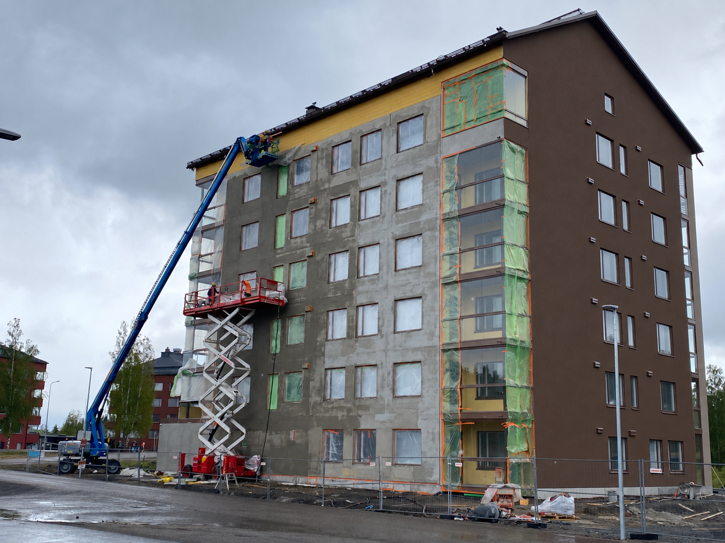 Tasoitettu ruskea julkisivu